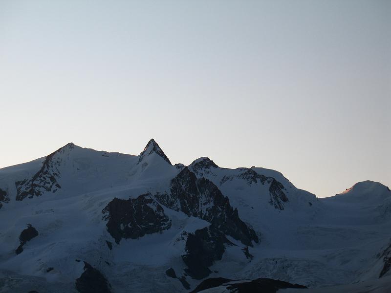 20080829_monterosa_michi 011.jpg - Dufourspitze, Zumsteinspitze und - bei genauem Hinsehen - die Capanna Margherita auf der Signalkuppe